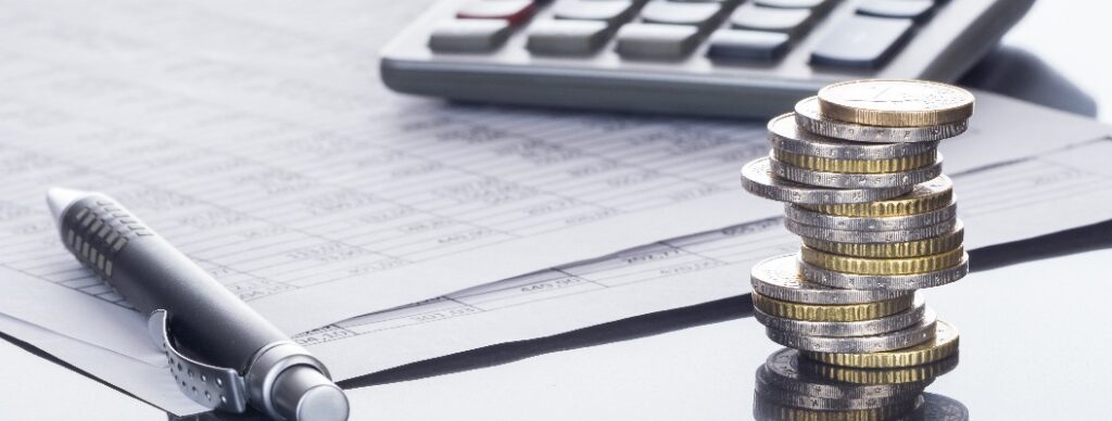 Finanzen, Euro Münzstapel, Kugelschreiber, Tabellen, und Taschenrechner, Hintergrund