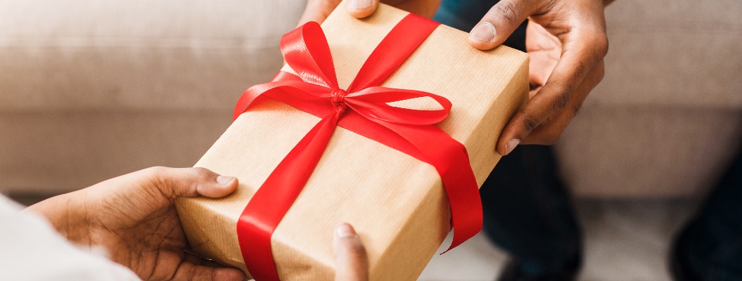 Vater übergibt Geschenk an Tochter