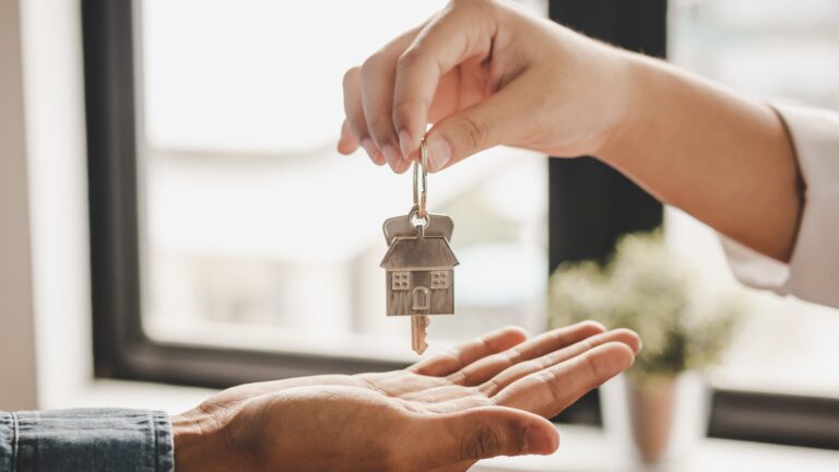 Nahaufnahme der Hand eines Haus-, Wohnungs- oder Immobilienmaklers, der die