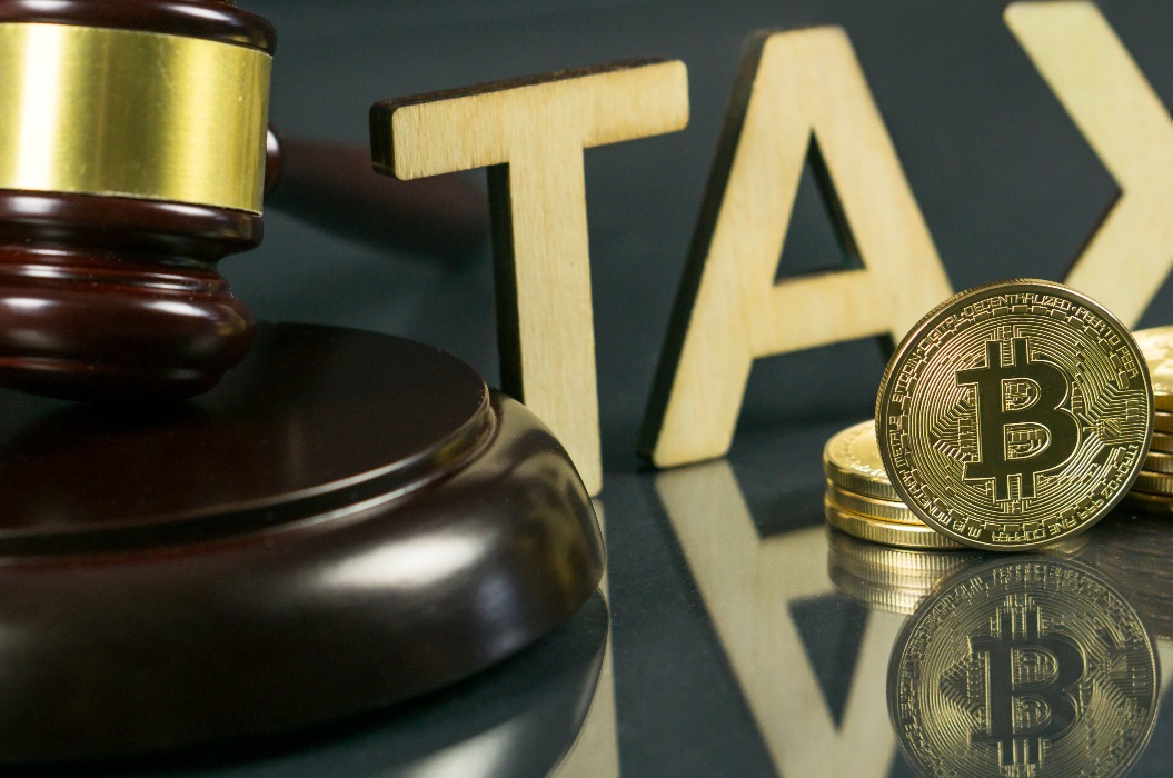 Hammer und Kryptowährung. Konzept der staatlichen Regulierung. Steuerzahlung